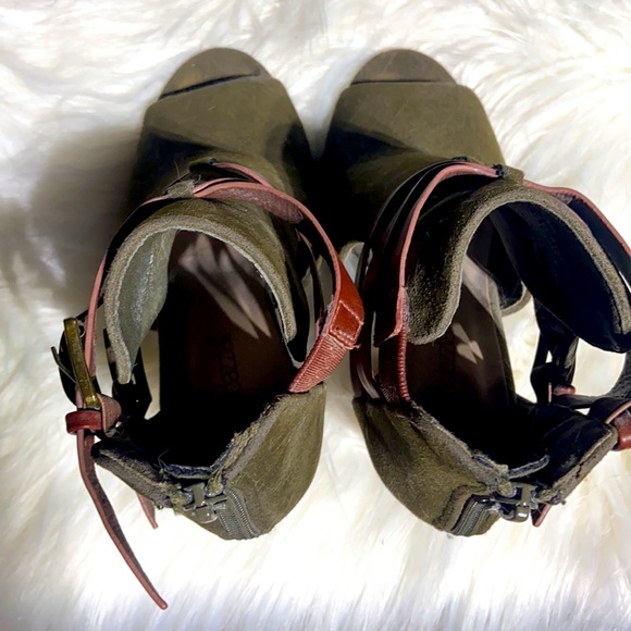 Shoe Dazzle Army Green Belted Chunky Sandal - Picture 5 of 5